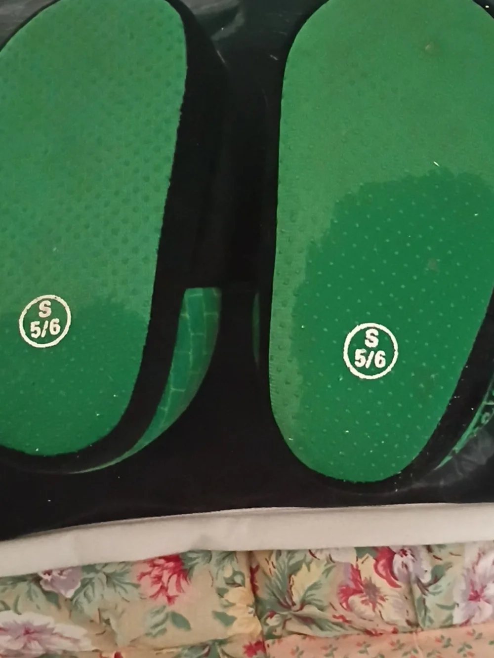 Kids' Cartoon Turtle Slip-On Slippers in Black and Green